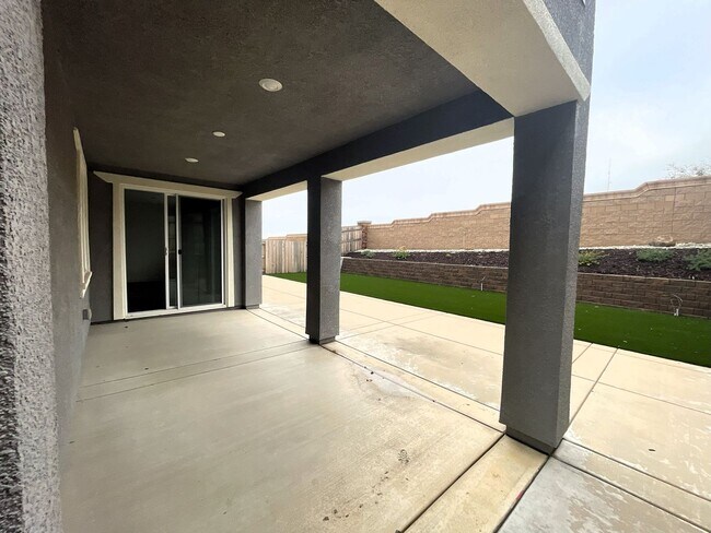 Building Photo - 5 Bedrooms Home in Russell Ranch