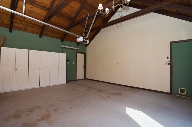 Building Photo - Charming Craftsman Home for Rent in Costa Mesa