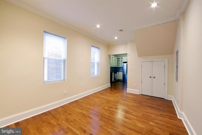 Building Photo - 335 W Girard Ave