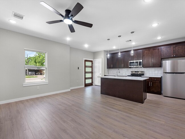 Building Photo - 5201 Kenilwood Dr