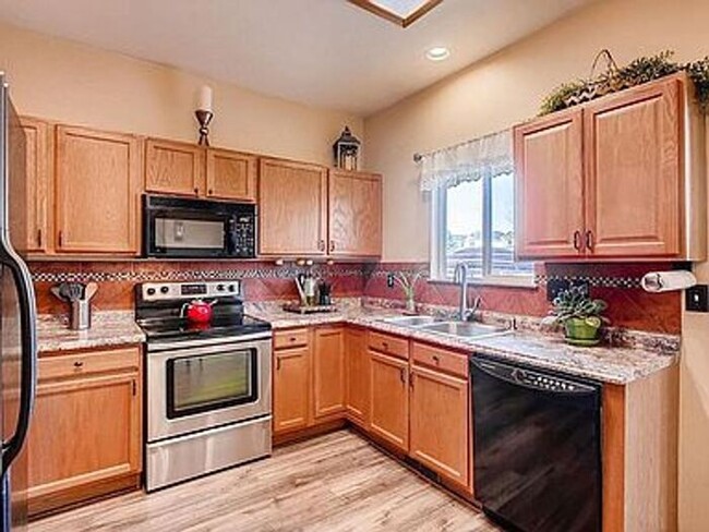 Building Photo - Gorgeous 3000 sq ft. 4 Bed, 3.5 Bath Home,...