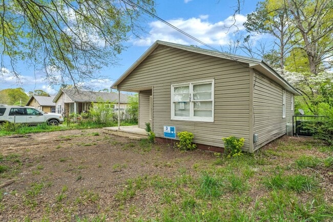 Building Photo - Charming Home with Open Floor Plan & Cover...