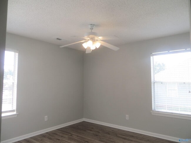 Building Photo - 105 Royalty Ct