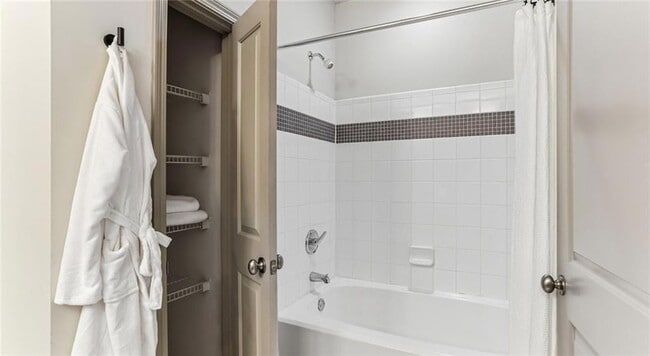 Building Photo - 2910 Clairmont Rd