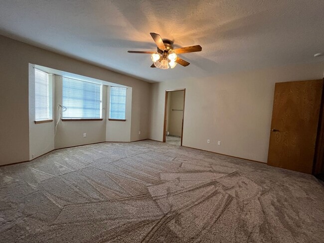 Building Photo - Beautiful 3 bedroom 2 bathroom home in App...