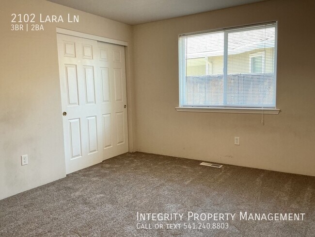 Building Photo - 2102 Lara Ln