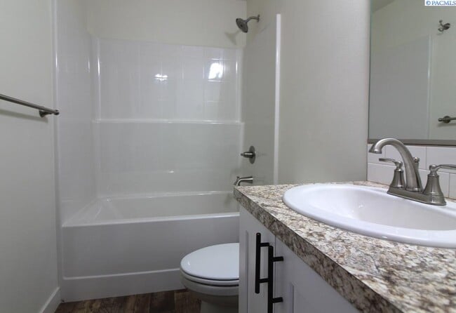 Building Photo - 3 Bed/2.5 Bath Townhouse in Kennewick