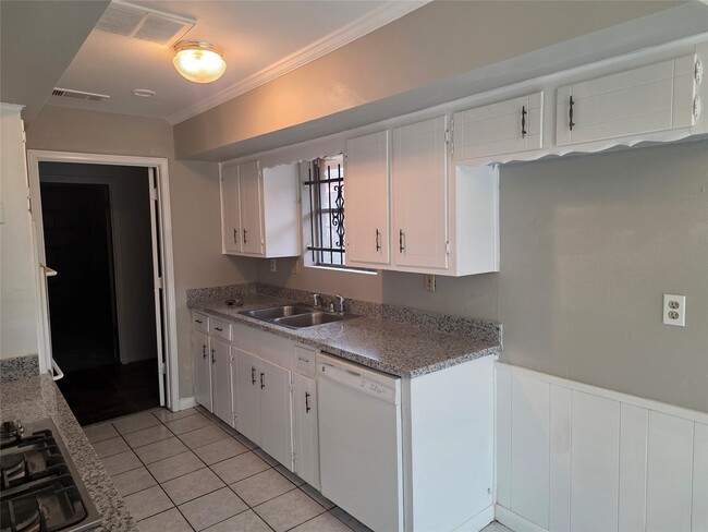 Building Photo - 9626 Guest St