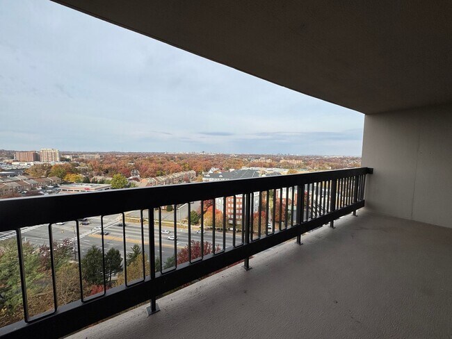 Building Photo - Bright and Spacious 1 Bed 1 Bath Condo With Balcony In Desired Skyline Plaza