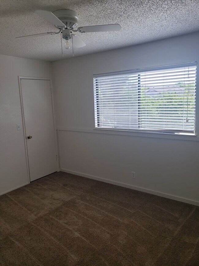 Building Photo - Got Room? - Paradise Valley Home Is Expansive!