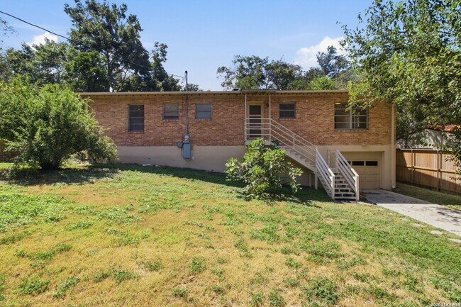Building Photo - 207 Canyon Dr