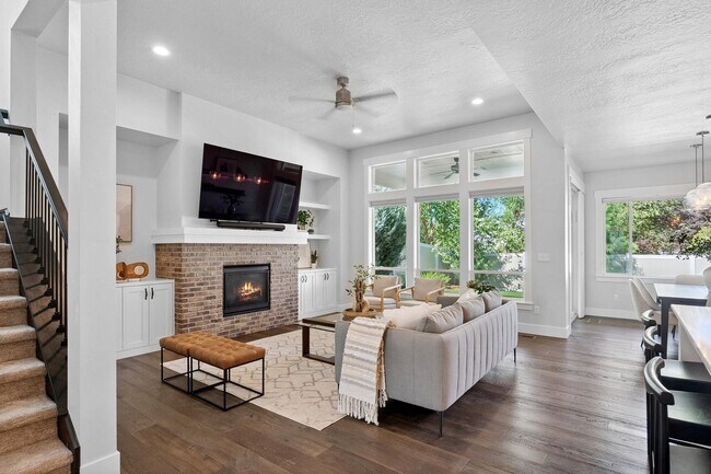 Building Photo - Modern Rustic Luxury Just Minutes from Dow...