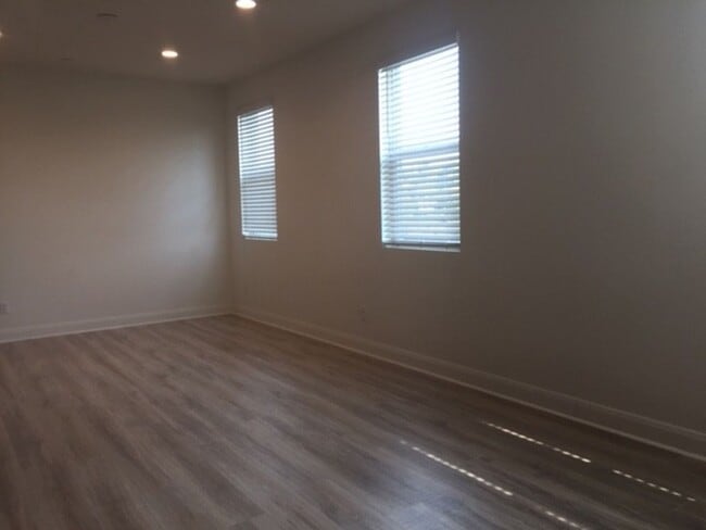 Building Photo - Desirable Coastal Townhome in Vista