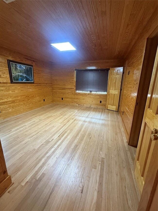 Building Photo - 902 Hidden Valley Dr