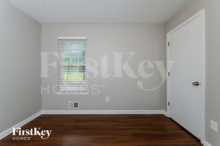 Building Photo - 470 Willow Ln