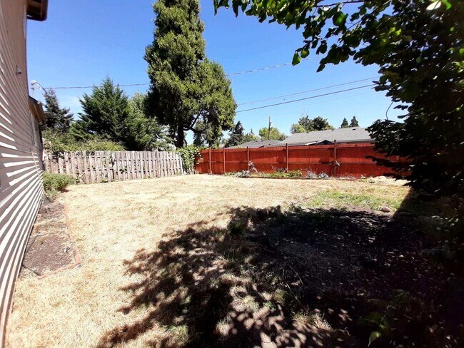 Building Photo - Spacious 5 bedroom/1.5 bath home in Spring...