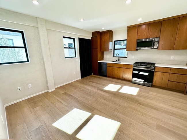 Building Photo - 4414 Saint Clair Ave