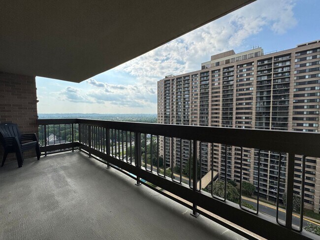 Building Photo - Bright And Spacious 2 Bed 1.5 Bath Condo W...