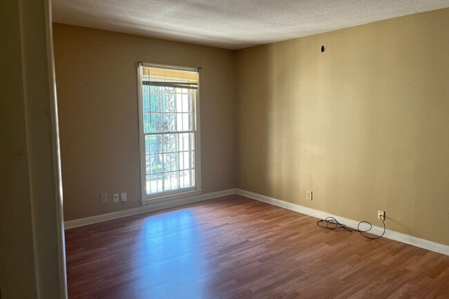 Building Photo - Charming 2/1 Apartment in Midtown!
