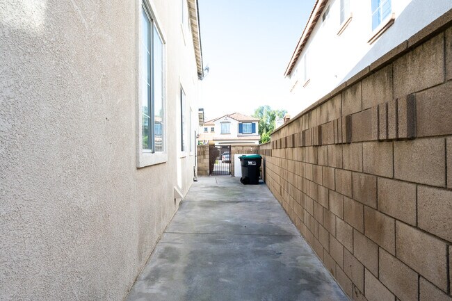 Building Photo - 15747 Roan Rd