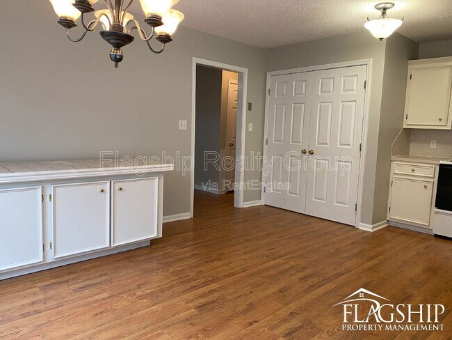 Building Photo - 3638 Highland Dr