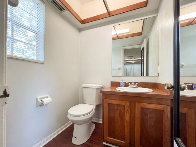 Building Photo - Pet Friendly Spacious 2-Bedroom End Unit i...