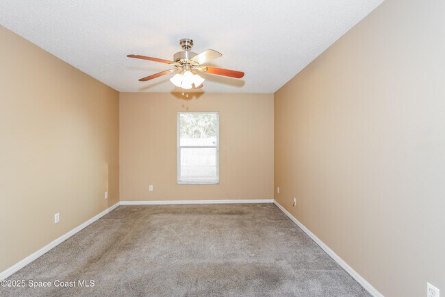 Building Photo - 821 Honeysuckle Dr