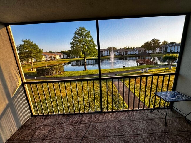 Building Photo - 1 Bedroom 2nd Floor Condo in East Orlando with Laminate Flooring and Scenic Balcony View!
