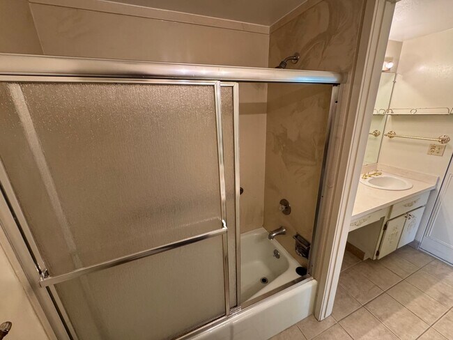 Building Photo - Great Candlewyck condo with and amazing view and lifestyle that can't be beat