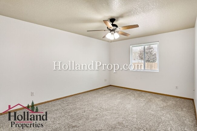Building Photo - Lovely 2 bedroom unit with private fenced yard!