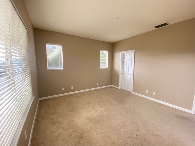 Building Photo - Low Deposit W/ Garage Parking & In Unit Laundry!