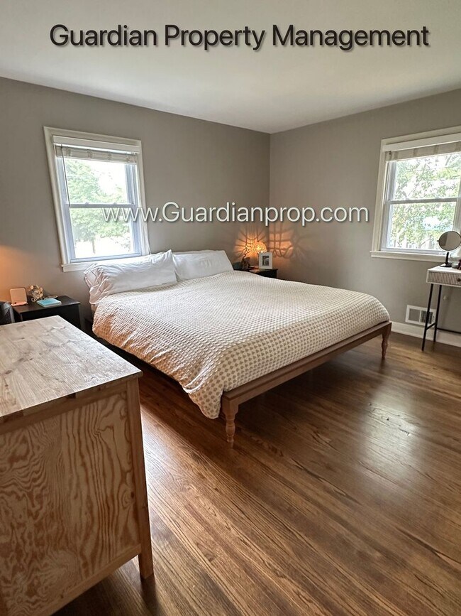 Building Photo - Linden Hills Upper Level Duplex, Fenced Yard, 1 Car Garage, Dishwasher, Storage, Laundry