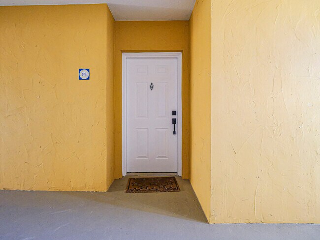 Building Photo - 5090 Fairways Cir