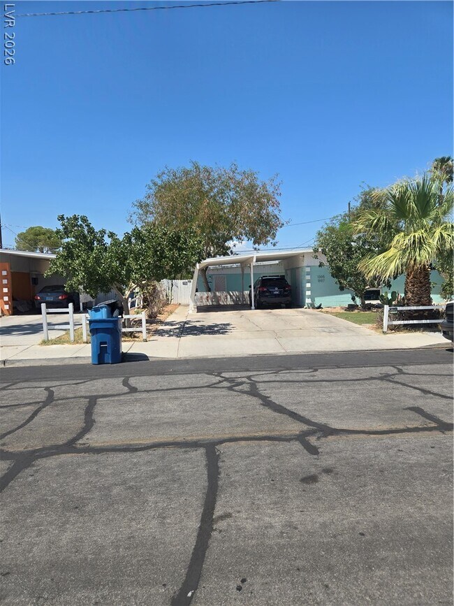 Building Photo - 1305 E Phillips Ave