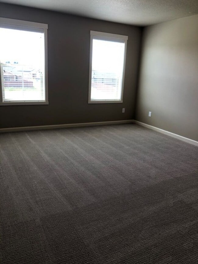 Building Photo - Like New Townhouse