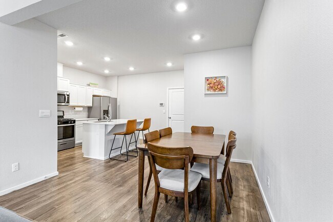 Building Photo - 3BD 2.5BA + Townhouse w/2-Car Garage + AC