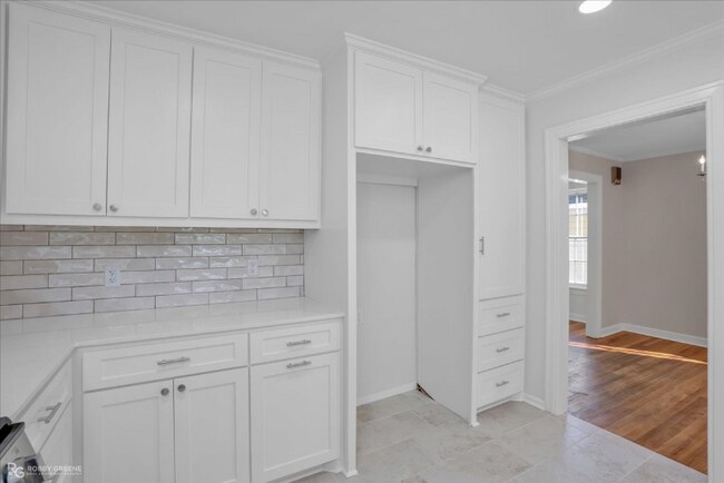 Building Photo - 3738 Greenway Pl