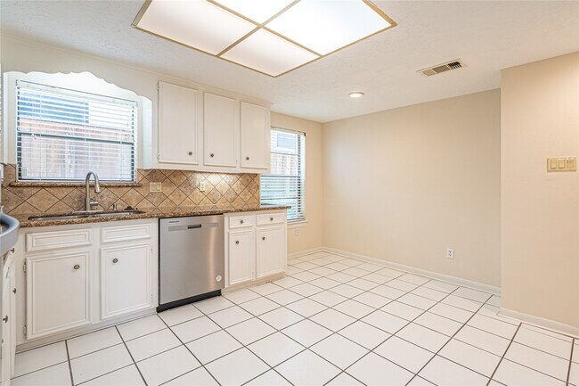 Building Photo - 2306 Potomac Dr