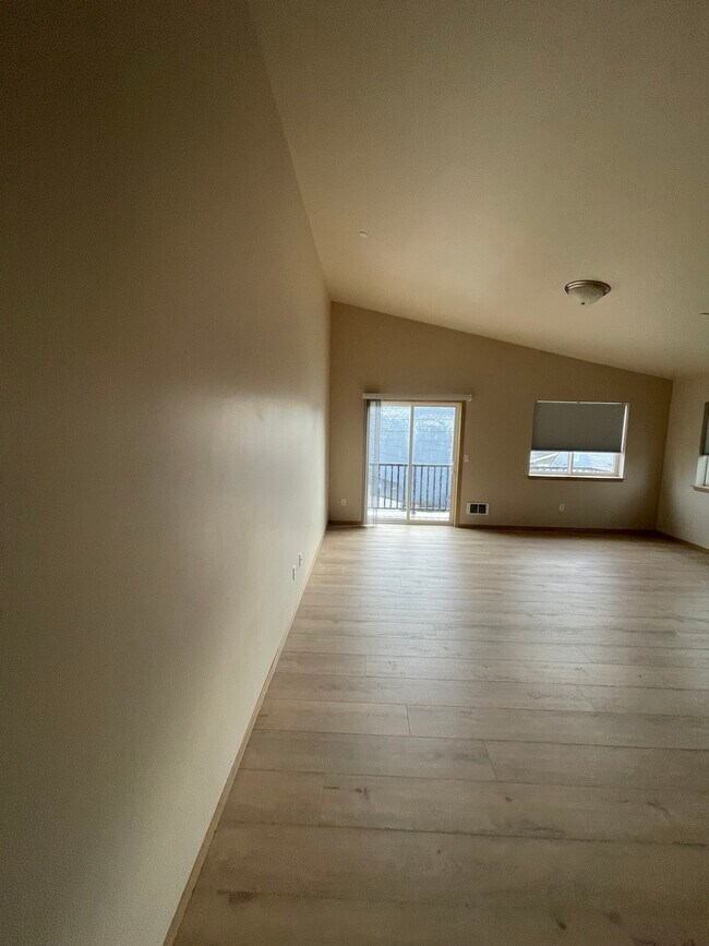 Building Photo - 3010 Everett Ave