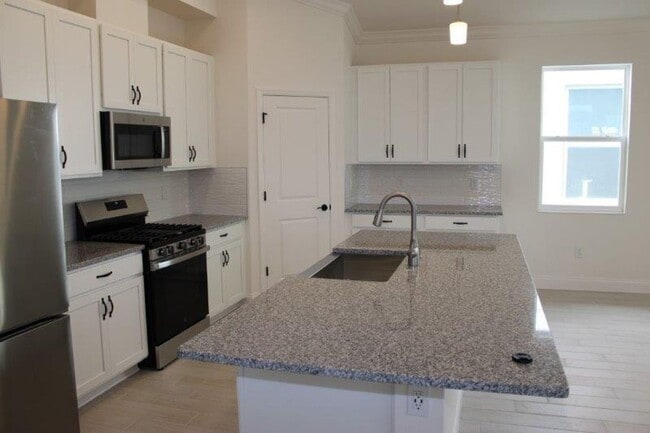Building Photo - BRAND NEW 3 BEDROOM SINGLE FAMILY HOME IN ...