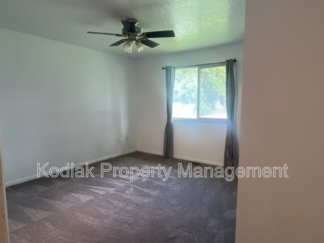 Building Photo - 880 N 340 E St