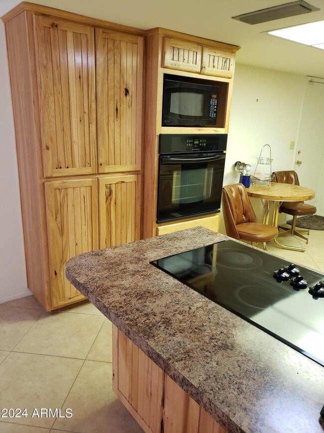 Building Photo - 908 S Ocotillo Dr