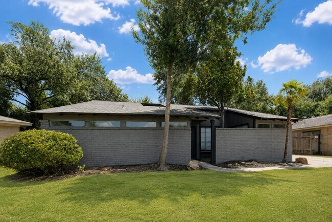 Building Photo - 15811 Pathfield Dr