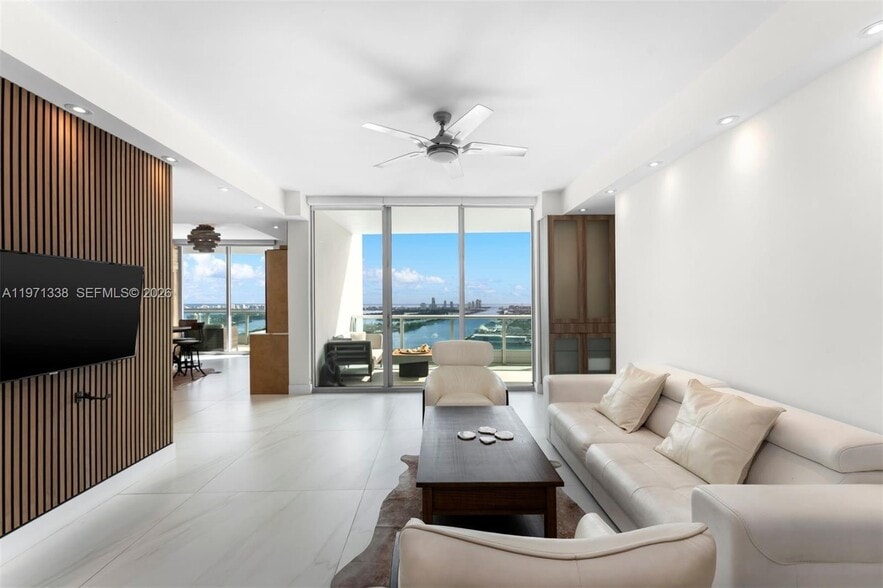 Building Photo - 900 Biscayne
