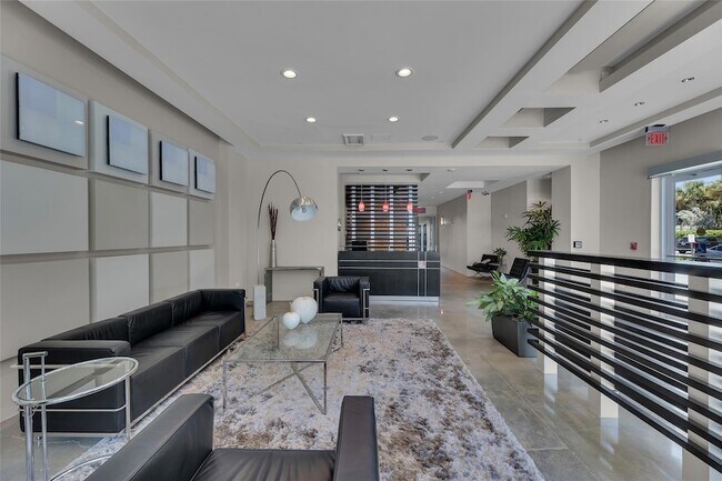 Building Photo - 313 NE 2nd St