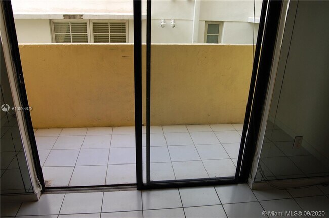 Building Photo - 1334 Collins Ave