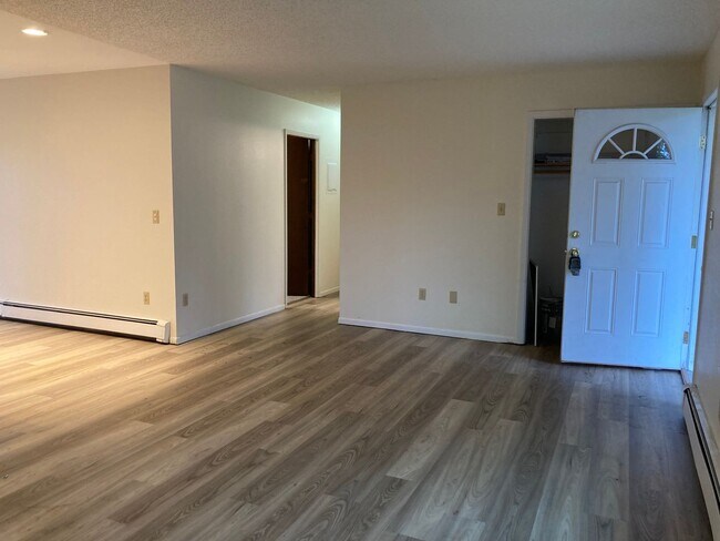 Building Photo - 3 Bedroom Ranch Style Home in Rogers Park!