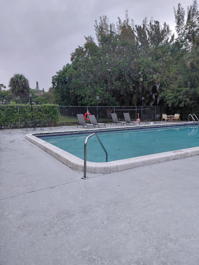 Building Photo - 2980 Riverside Dr