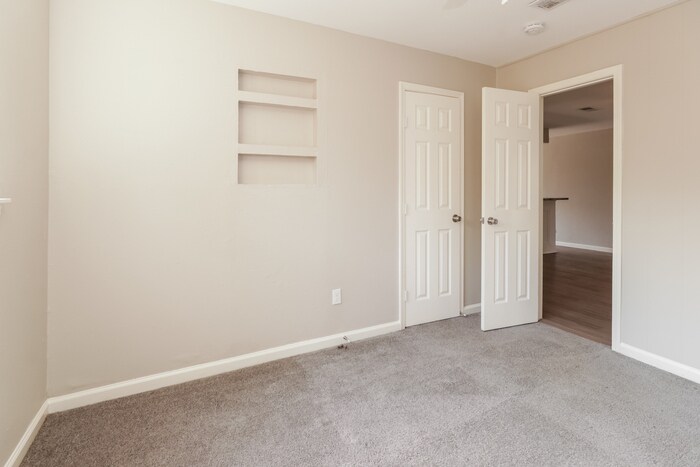 Building Photo - 742 Branding Iron Ln