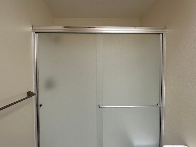 Building Photo - Large 3 Bed, 2 Bath Home!